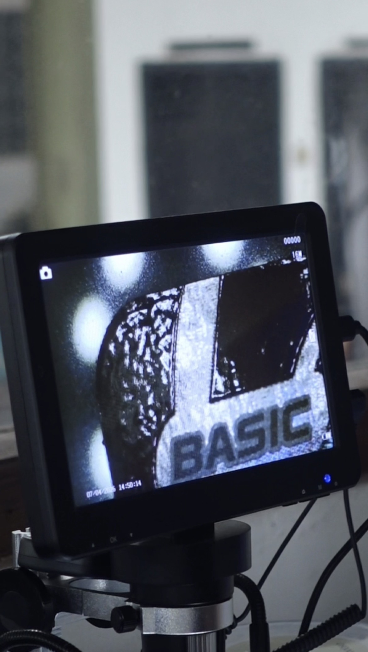 RSL.lab macro camera rig capturing a card live on an external monitor